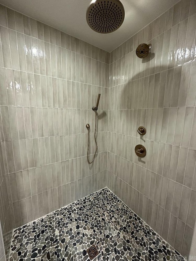 bathroom featuring tiled shower