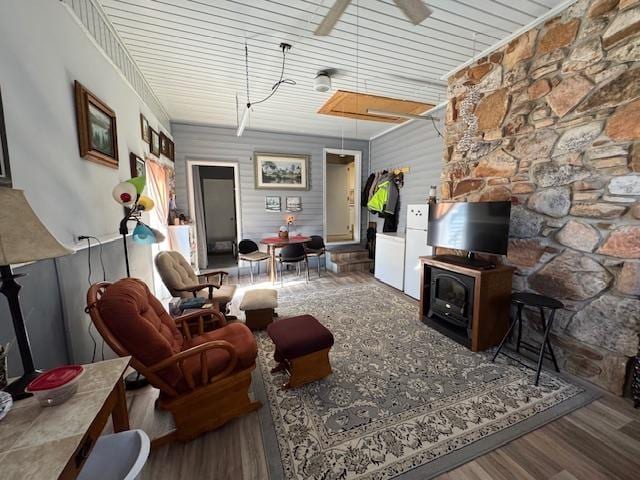 living room featuring hardwood / wood-style flooring and ceiling fan