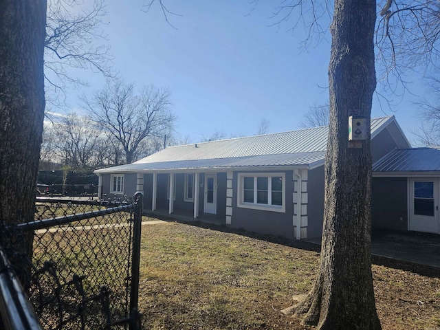 view of front of property featuring a front lawn