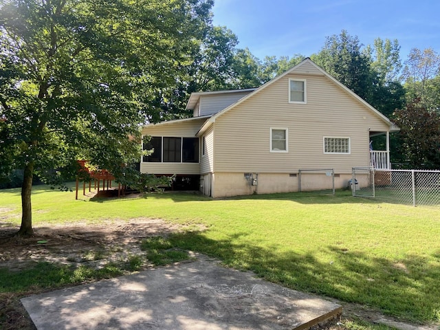 back of house featuring a lawn