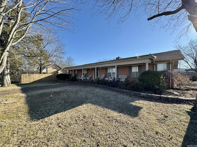 single story home featuring a front lawn