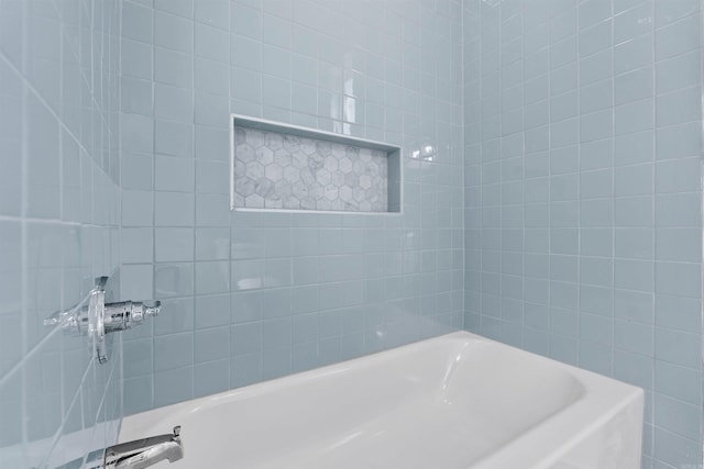 bathroom with tiled shower / bath combo