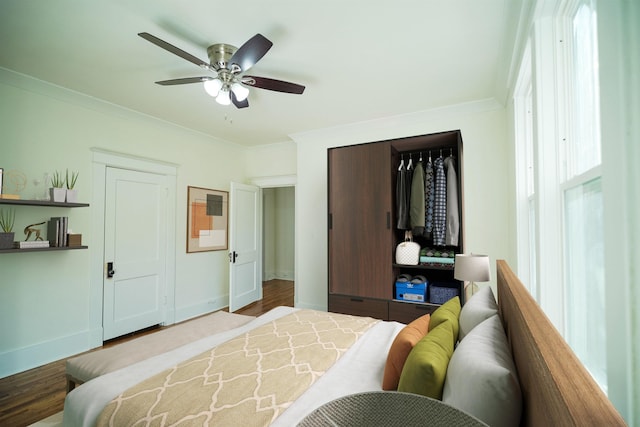 bedroom with crown molding, a closet, ceiling fan, and light hardwood / wood-style flooring