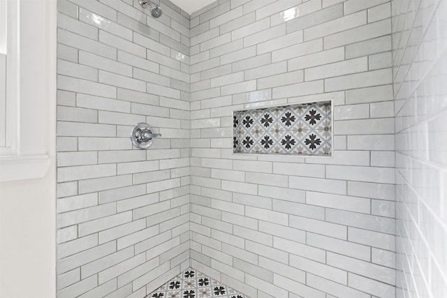 bathroom featuring a tile shower