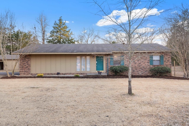 ranch-style house with a front yard