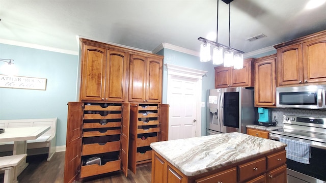 kitchen with stainless steel appliances, crown molding, and a kitchen island