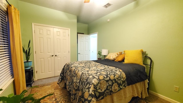 bedroom featuring ceiling fan, a closet, and carpet