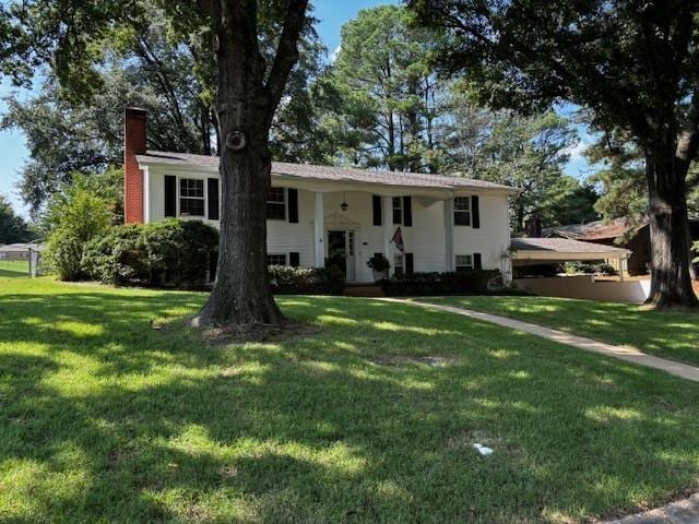 bi-level home featuring a front lawn