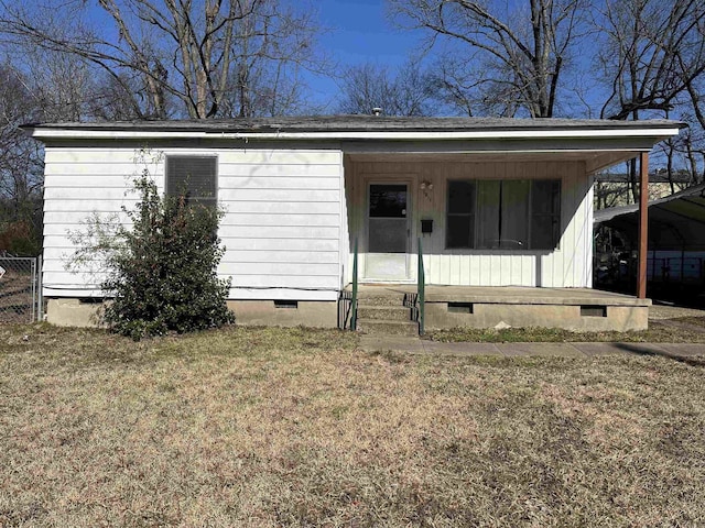 view of front of home featuring a carport and a front yard