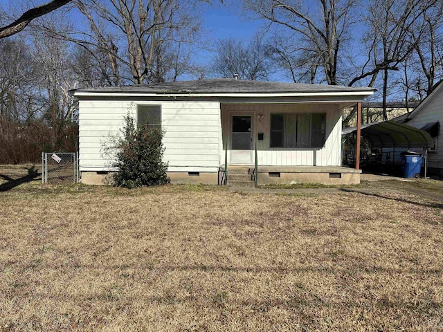 view of front of property featuring a front yard and a carport