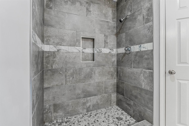 bathroom featuring a tile shower