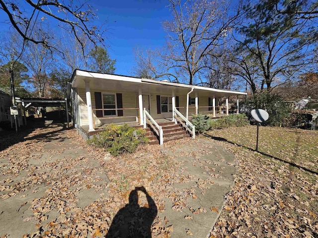 view of front of home featuring a porch and a carport