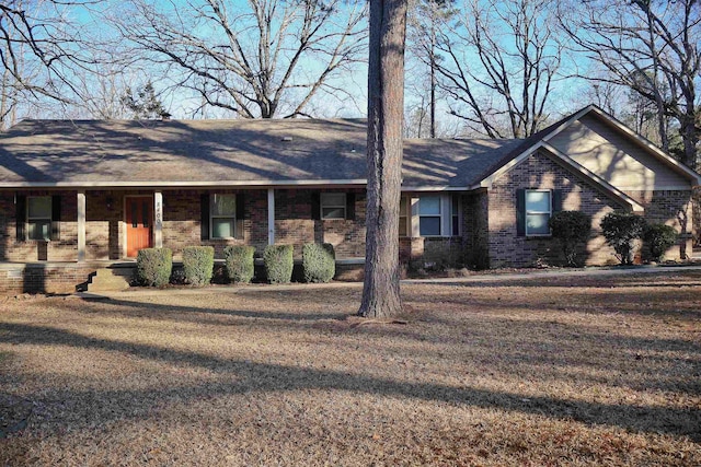 ranch-style house featuring covered porch