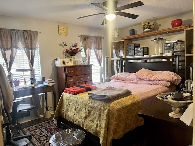 bedroom featuring ceiling fan and a textured ceiling