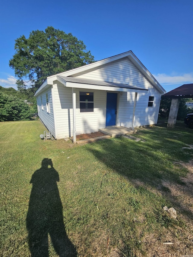 view of front of property featuring a front lawn