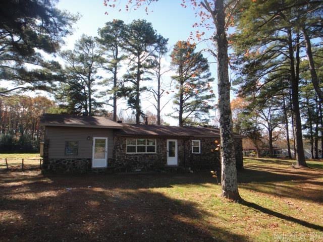 single story home with a front yard