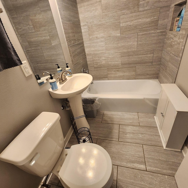 506 W Pleasure, Searcy, AR 72143 - bathroom featuring toilet and a bathing tub
