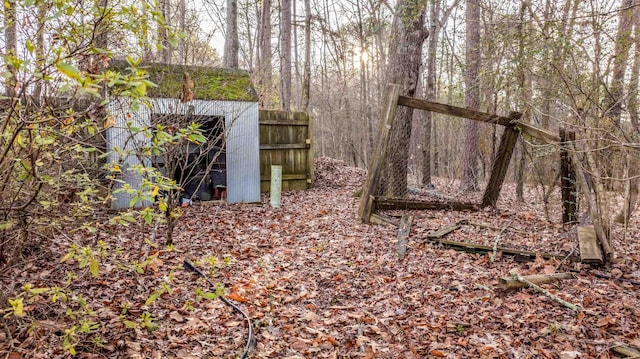 view of yard featuring an outbuilding