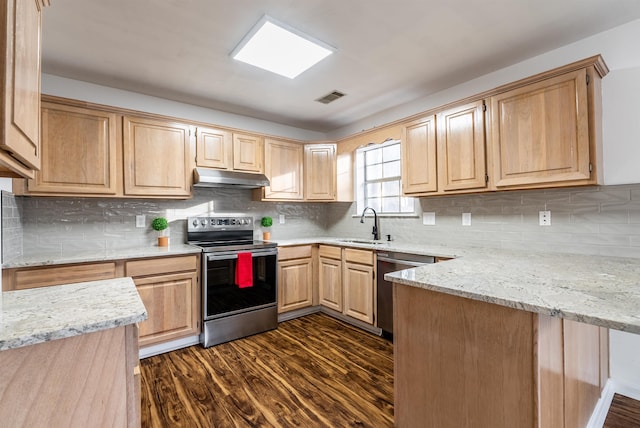 kitchen with stainless steel appliances, dark hardwood / wood-style floors, light brown cabinetry, and sink