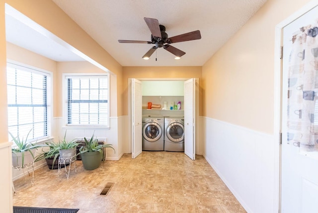 laundry room with ceiling fan, a textured ceiling, and independent washer and dryer