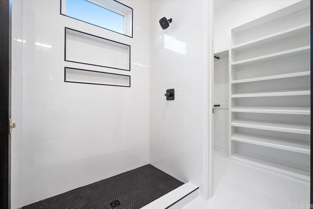 bathroom featuring tiled shower