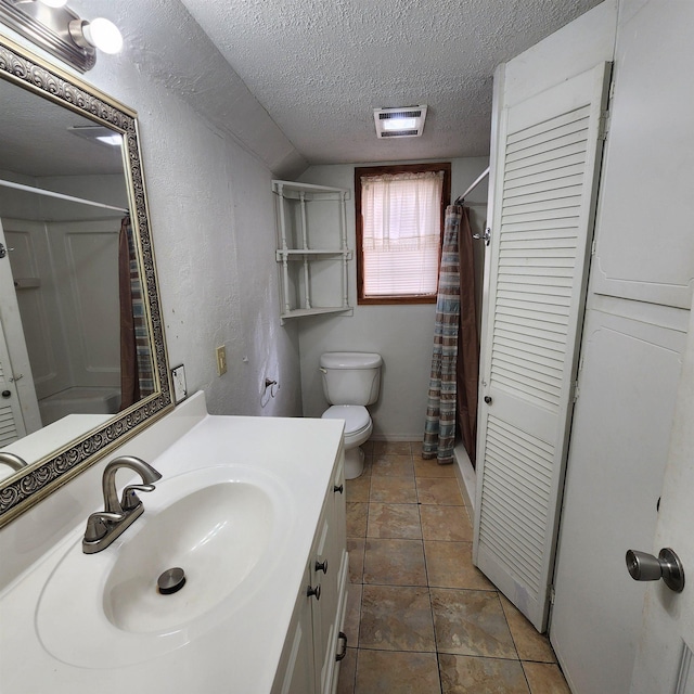 bathroom featuring a shower with curtain, vanity, a textured ceiling, and toilet