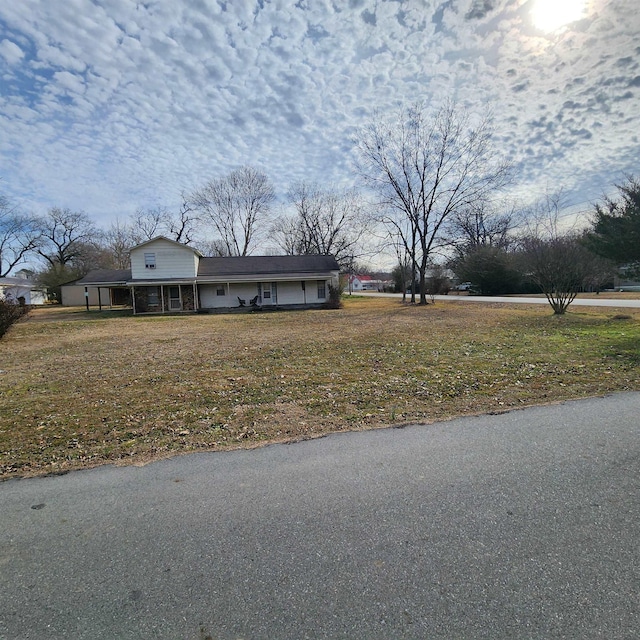 view of front of house with a front yard