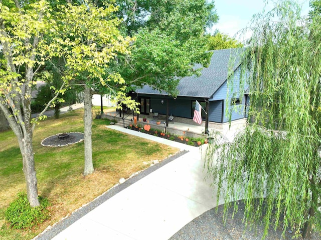 view of front of house featuring a front yard