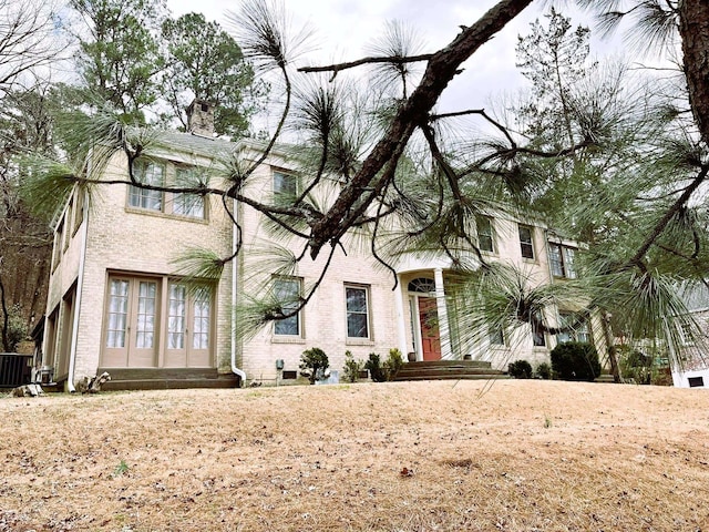 view of front of property featuring a front yard