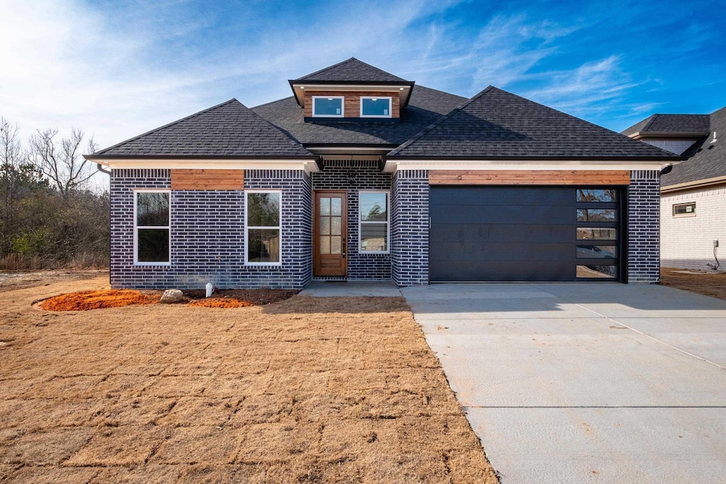 view of front facade featuring a garage