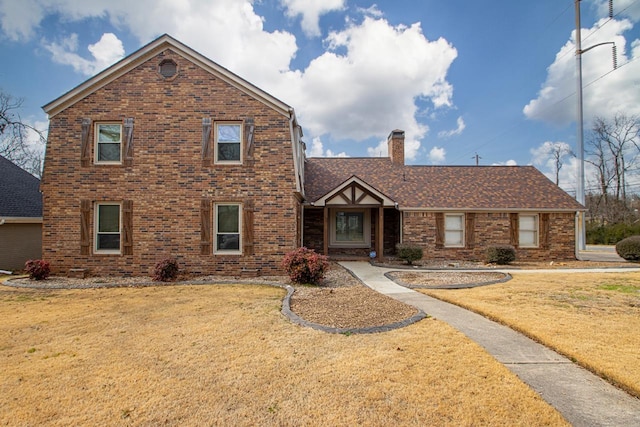 view of front of property featuring a front yard