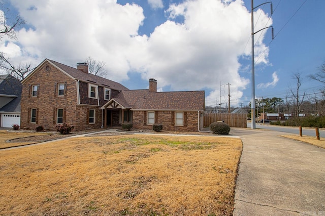 view of front facade featuring a front yard