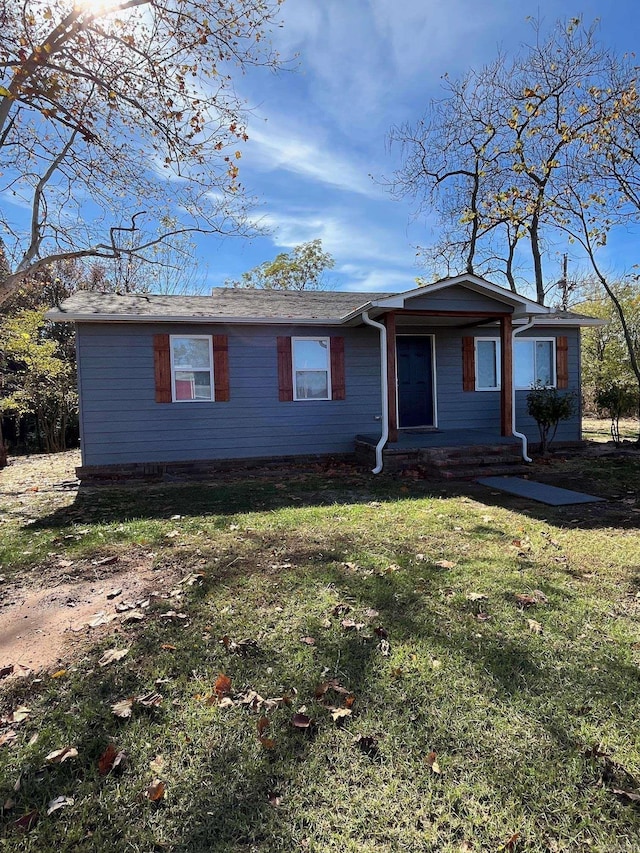 single story home featuring a front yard