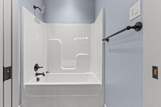 bathroom with tub / shower combination