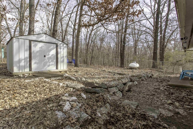 view of yard featuring a storage unit