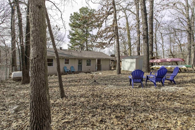 view of yard with a storage shed