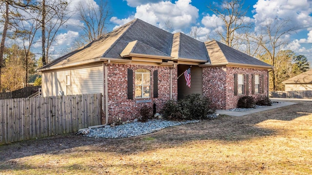 view of front of house featuring a front lawn