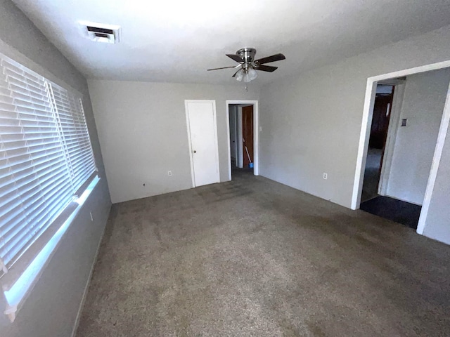 carpeted empty room featuring ceiling fan