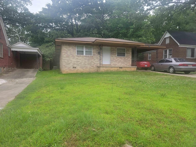 view of front of property featuring a carport and a front yard