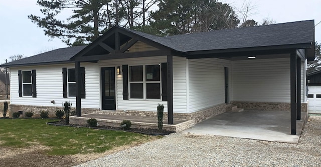 view of front of property featuring a carport and a front lawn