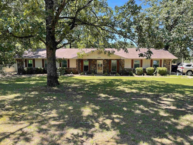 single story home featuring a front yard