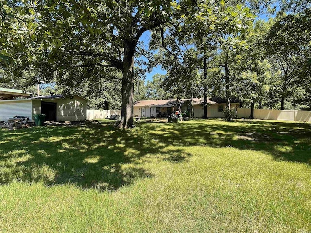 view of yard featuring a storage shed