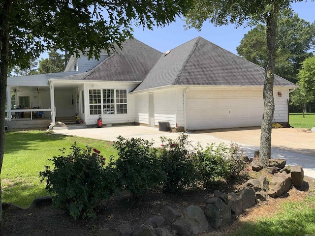 view of front facade featuring a garage and a front yard