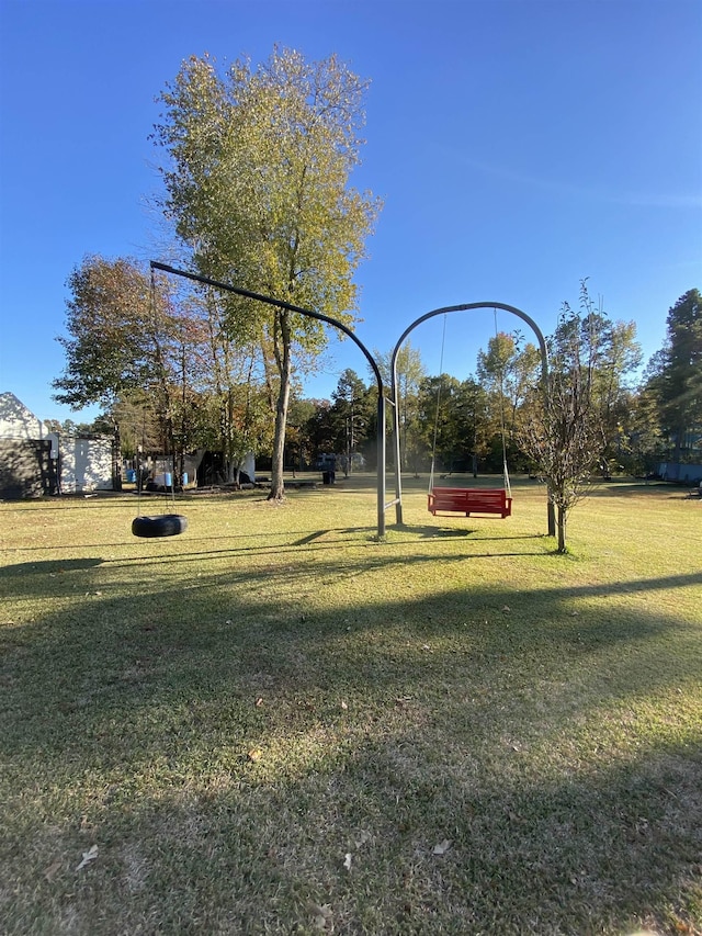 view of property's community featuring a lawn