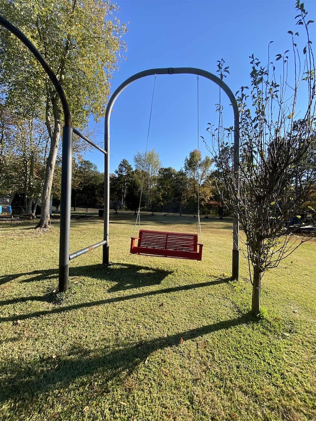 view of property's community featuring a lawn