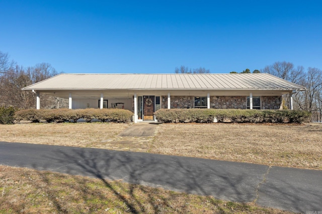 single story home with a front lawn