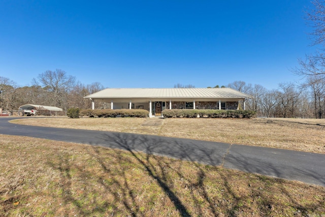 ranch-style house featuring a front yard