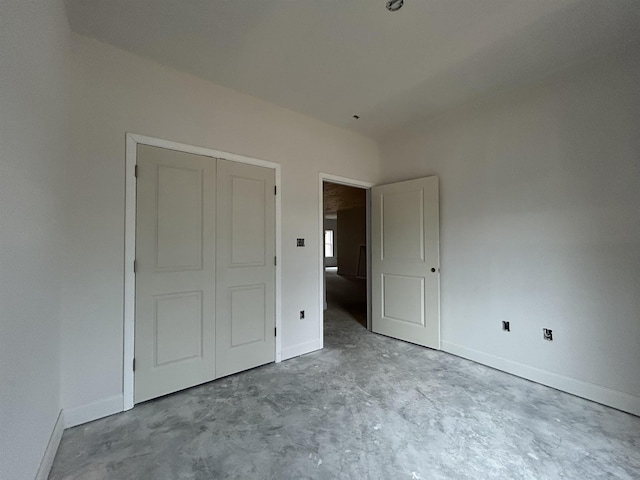 unfurnished bedroom featuring a closet