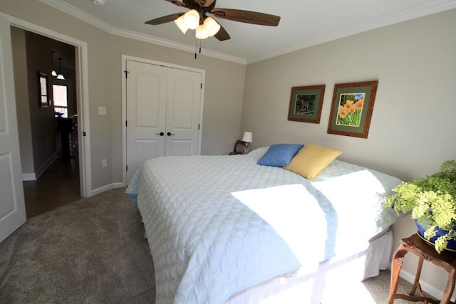 bedroom with crown molding, carpet floors, ceiling fan, and a closet