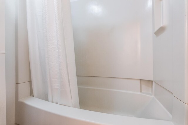 bathroom featuring shower / bath combo